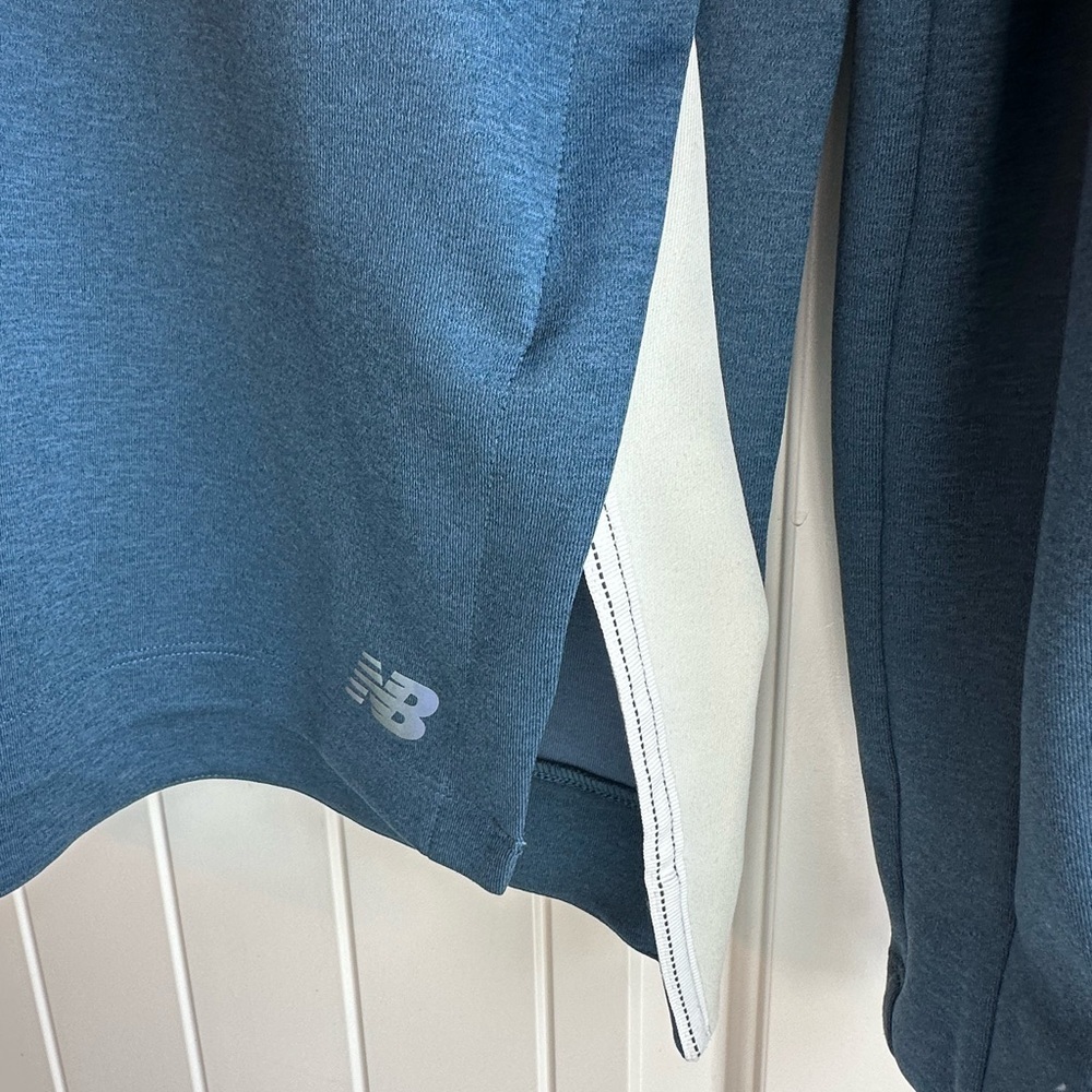 New Balance Woman’s speed run Sweater in stone blue heather. - Picture 3 of 8